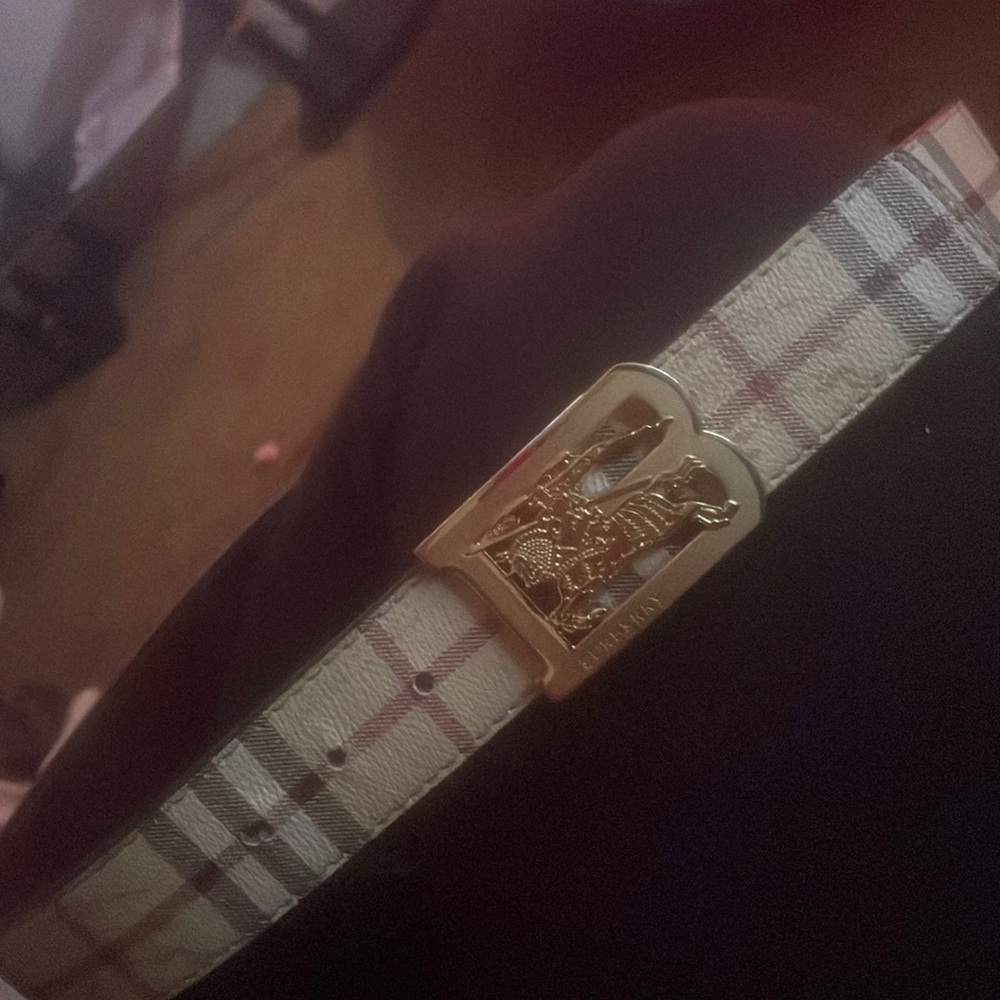 Burberry belt brand new had the box with the official card but was damaged